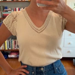 Soft beige v neck w crochet detail 🍁